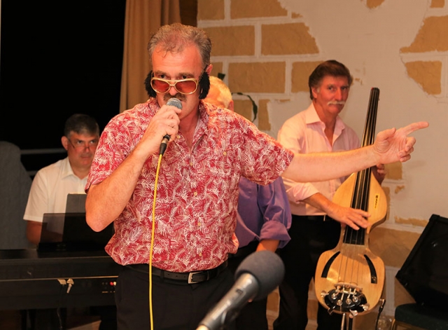 Gary (Elvis) Wood entertaining the Saga jazz fans